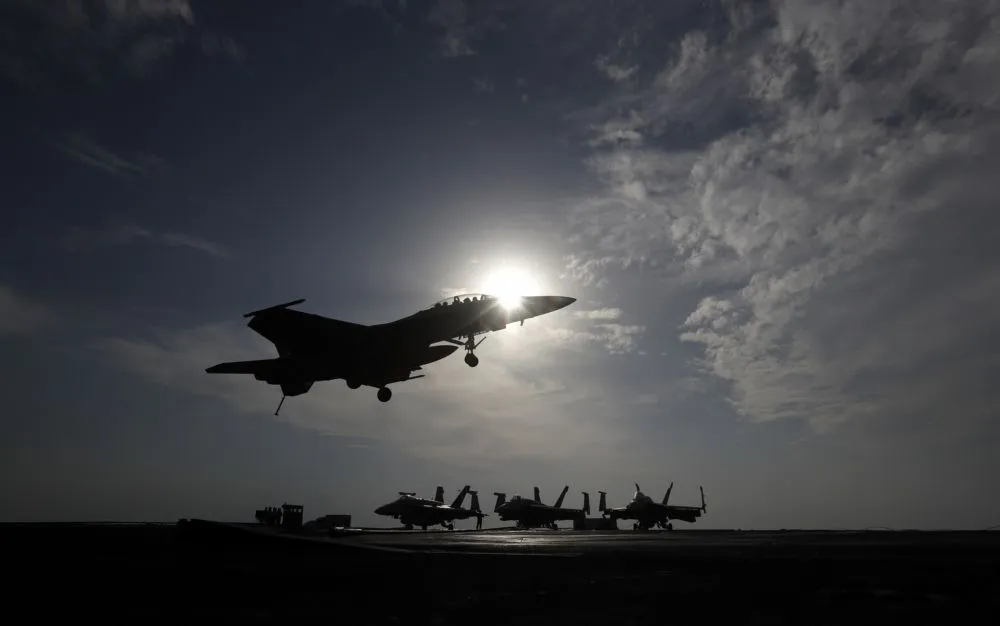 【收復摩蘇爾】美國航母艾森豪馳援　F-18為轟炸任務主力