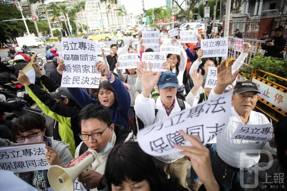 【婚姻平權公聽會】反同婚團體場外喊「另立專法」