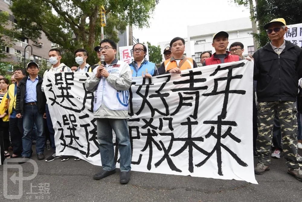 不要成為「過勞魯蛇」　勞團再抗議拒砍7天假