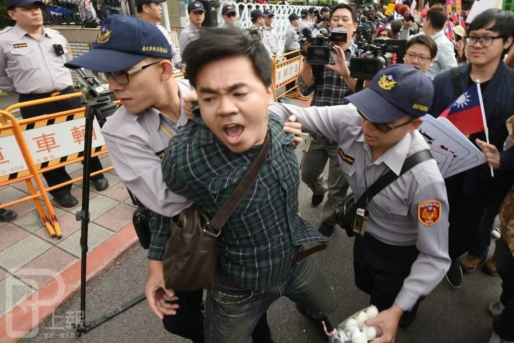 國民黨工怒衝黨產會　丟雞蛋、灑冥紙