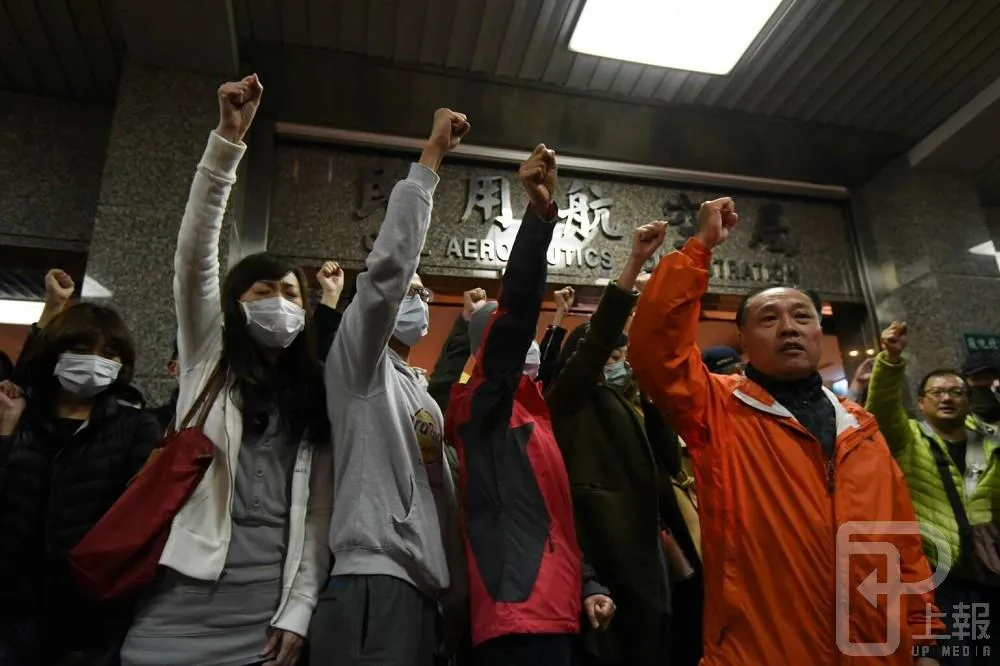 【更新】反對收回航權　興航員工夜襲民航局抗議