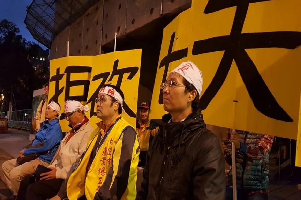 「特休假改革，一樣休不到」　工運團體入夜立院前靜坐抗議