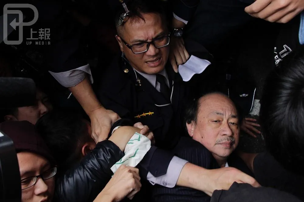 柯建銘遭勞團追打　民進黨強烈譴責：民主倒退