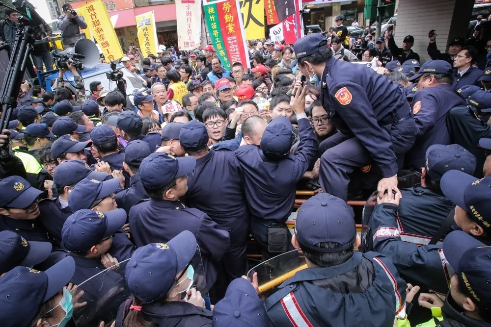 柯建銘遭勞團追打　警傳喚21人到案
