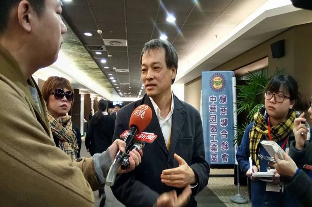 方儉自評零分　批柯文哲是一隻「追著尾巴的狗」
