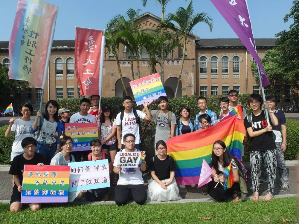 台大學生團體力挺同婚　傅鐘飄揚彩虹旗