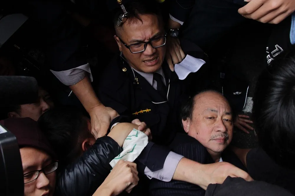 民進黨執政陳抗變本加厲　警方兩面不討好