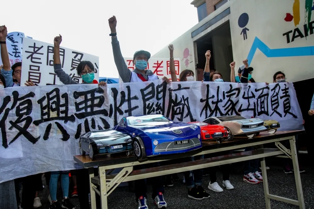 「員工不是免洗筷」　興航工會每天百人輪宿林明昇家樓下