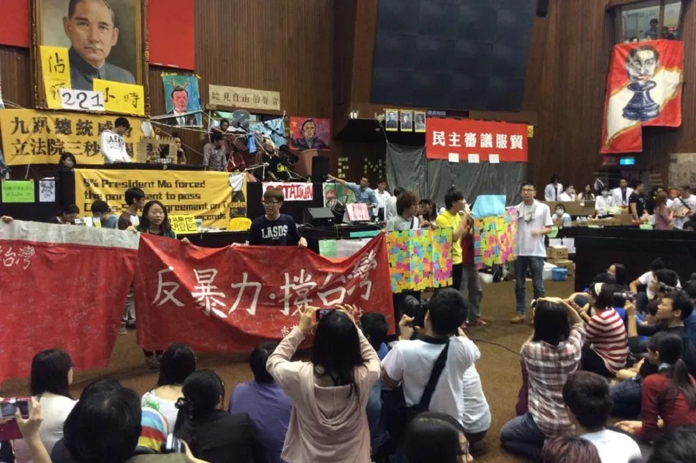加入民進黨2年了　太陽花世代怎麼看這個「戰友」？
