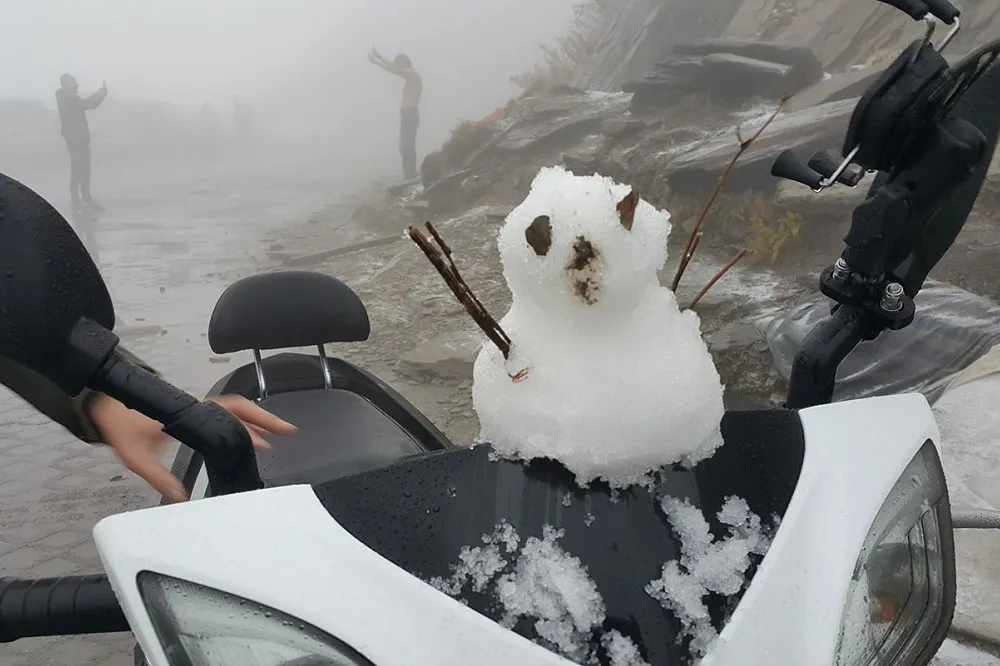 雪人再現　零下3度冰封玉山降「冰霰」　