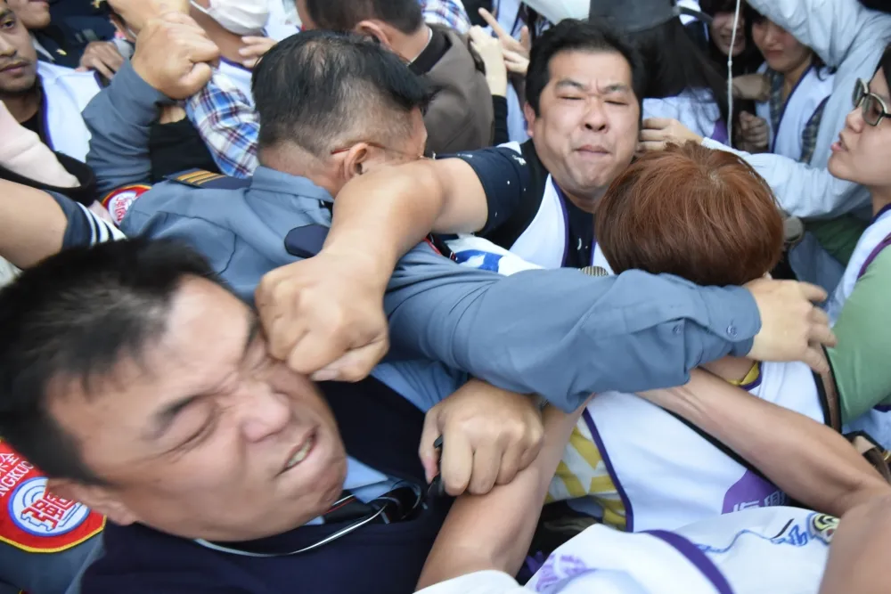 百人突襲董事會　興航工會與保全爆嚴重推擠