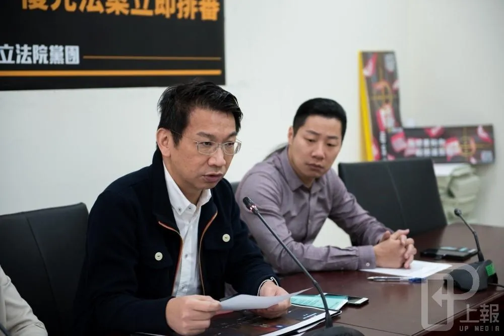 又吵起來了　綠委怒控「時代鐮刀」照抄提案