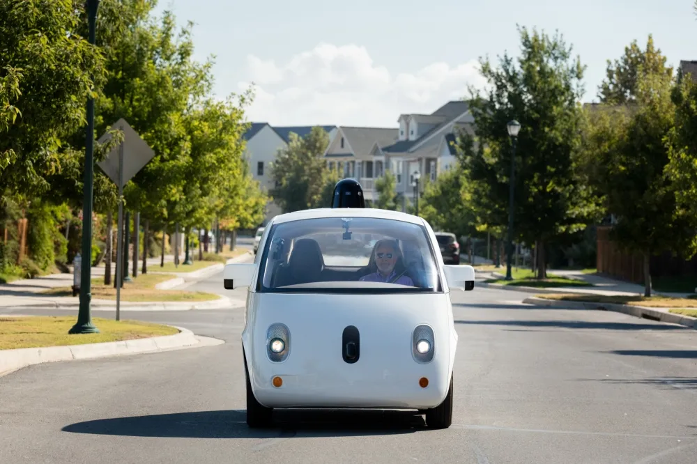 Google推新款自動駕駛車　造車還是造人？