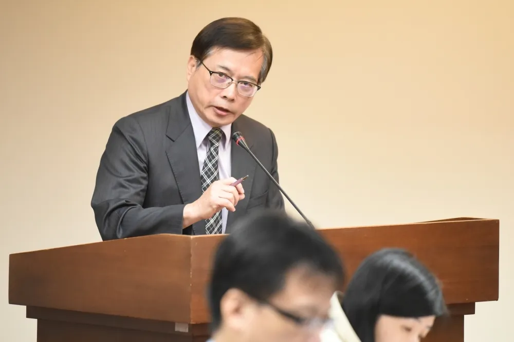 一例一休提前上路挨批　林全說元旦實施、郭芳煜卻說沒提早