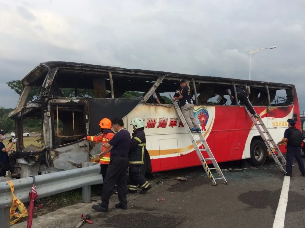2016國內10大新聞：（5）陸客團國道火燒車　駕駛自焚狠拉25人陪葬