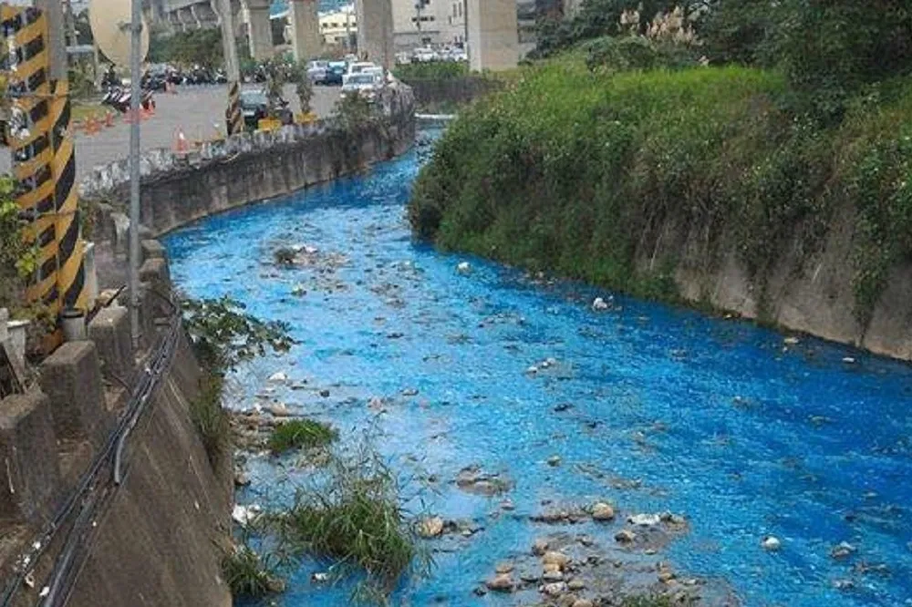 工廠廢水流入營盤溪　網友諷台版「藍色多瑙河」　
