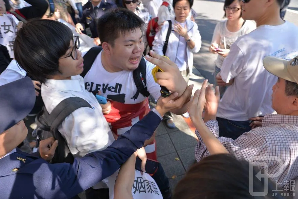 【更新】挺、反同短兵相接　挺同學生遭打已提告