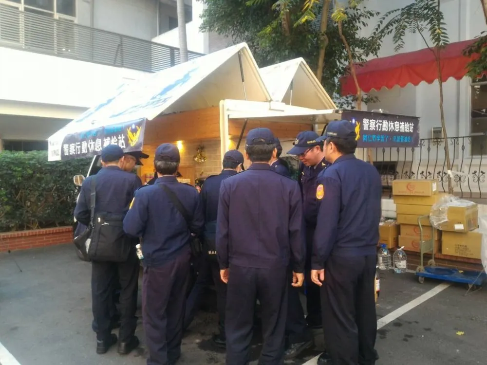 「天下第一分局」維安辛苦！　警署行動餐車作後盾