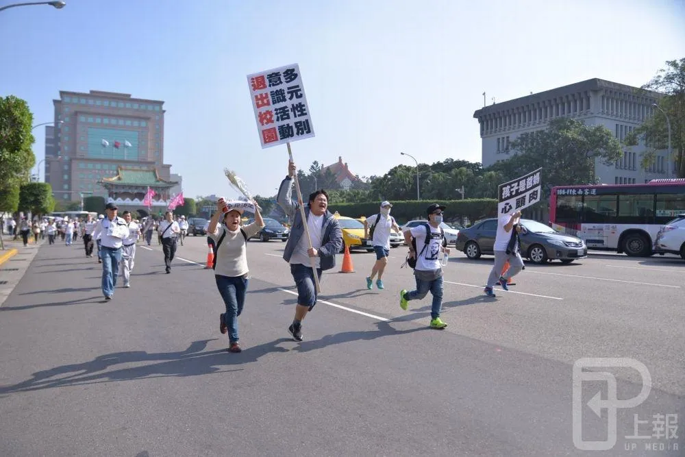 【直播】不滿婚平法初審通過　反同轉衝凱道嗆「路過總統府」