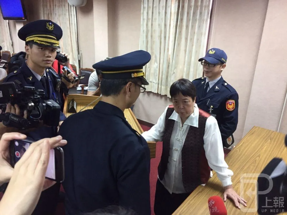 不爽婚平過關　謝啟大鬧場嗆：尤美女絕不是台灣最美麗的風景