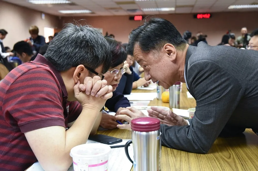 【幕後】小段槓老柯、許毓仁轟自家人　藍綠斷開黨鞭闖過婚平案