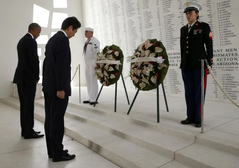 「不再重蹈恐怖戰爭的覆轍」　安倍與歐巴馬共赴珍珠港悼念