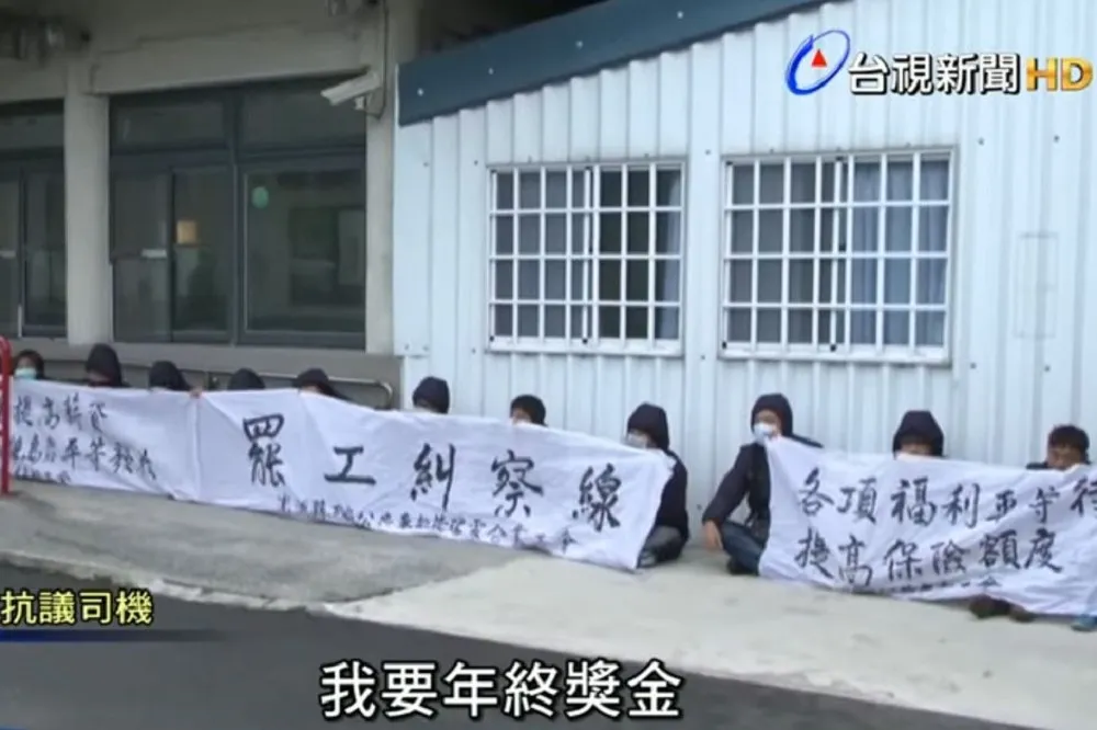 林育璞先下架     澎湖駕駛首次罷工　20名司機席地而坐不出車