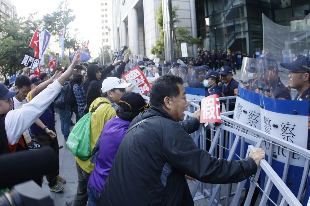 年金改革分區座談會　抗議團體突襲會場