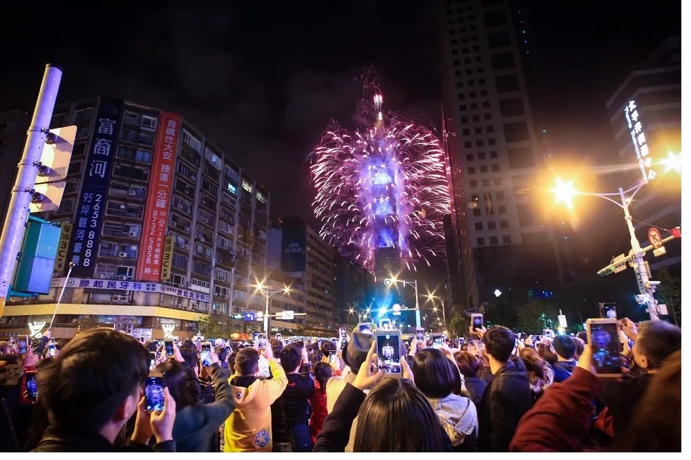 2017  新年快樂 《 上報》陪你看全球跨年煙火秀