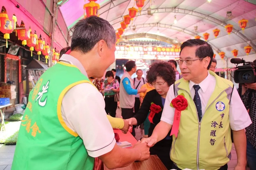 涂醒哲愛用嘉中校友　民調始終趴地不起