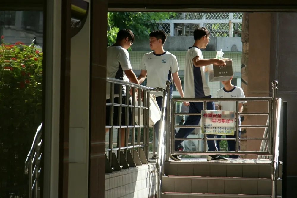 校護不能幫學生換藥　衛福部：教育部錯誤解讀