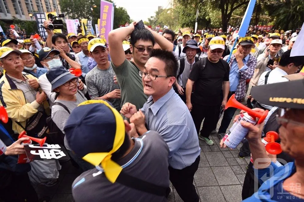 【抗議年金改革失控】激烈份子管控不准記者進入會場　張溫鷹也被驅離
