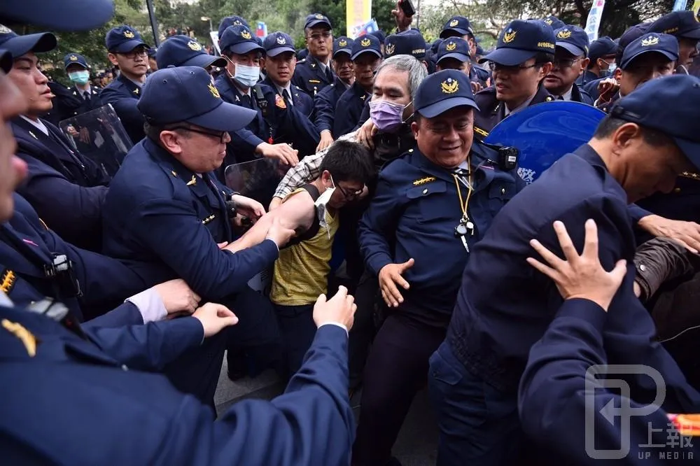 【警民對抗】抗議人士跨柵欄衝會場　警方出動1200警力圍堵