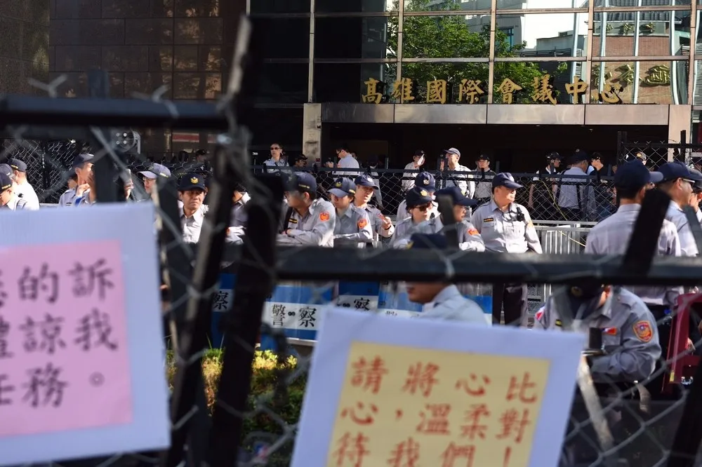 銅牆鐵壁裡開公聽會　軍公教：陳菊與民進黨讓「民主聖地高雄落漆」