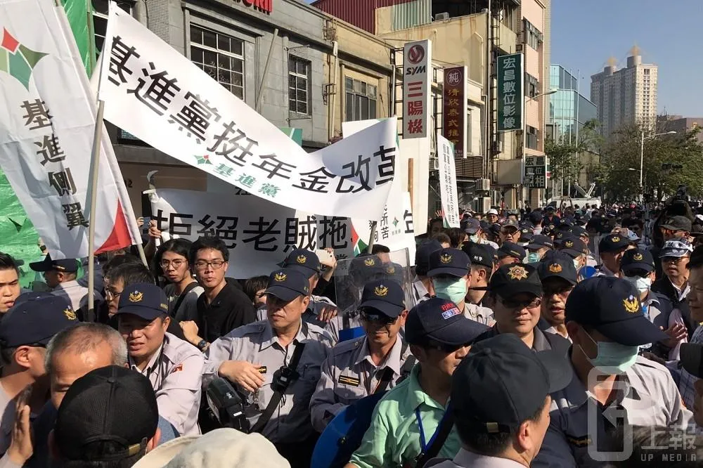 「拒老賊拖垮青年」　基進黨隔街嗆軍公教「你會老我會大」
