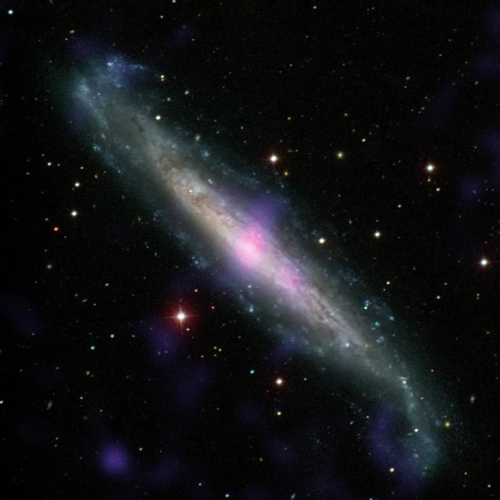 有如「躲在床下的怪獸」　鄰近星系發現超級大黑洞