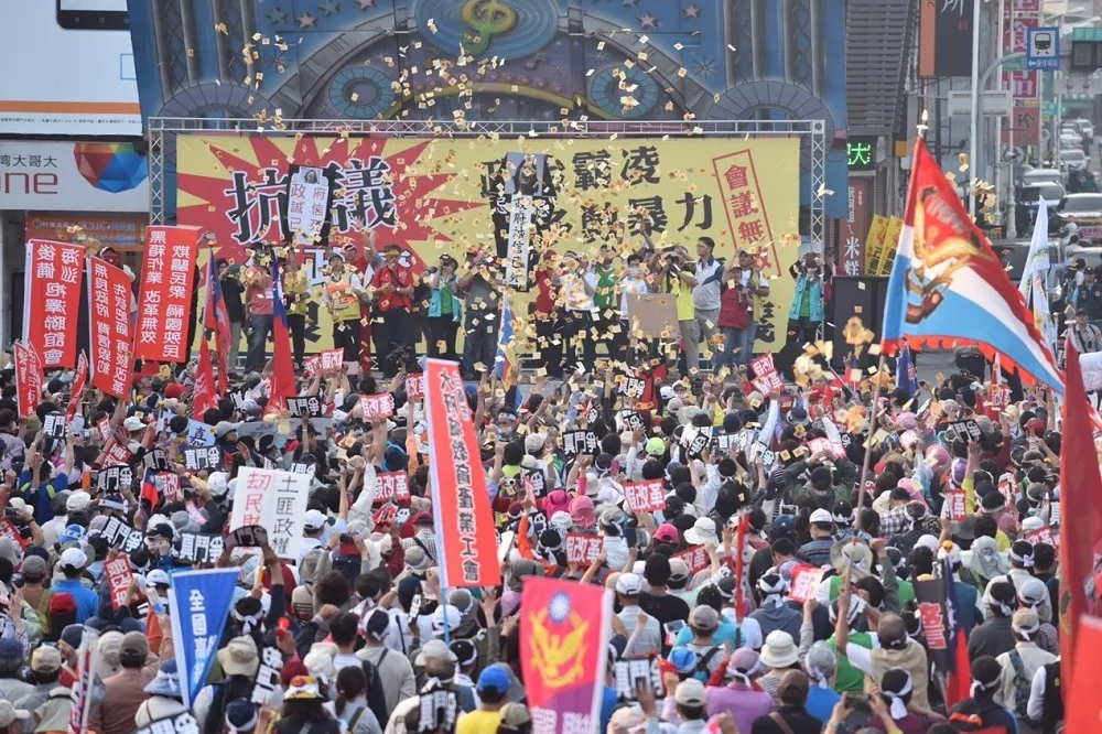 南區年改會3000人灑冥紙怒吼　「無良政府　背信毀約」