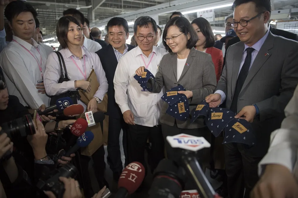 疑林育璞先下架   尼國台商成衣廠送狗狗領巾　蔡英文：很喜翻
