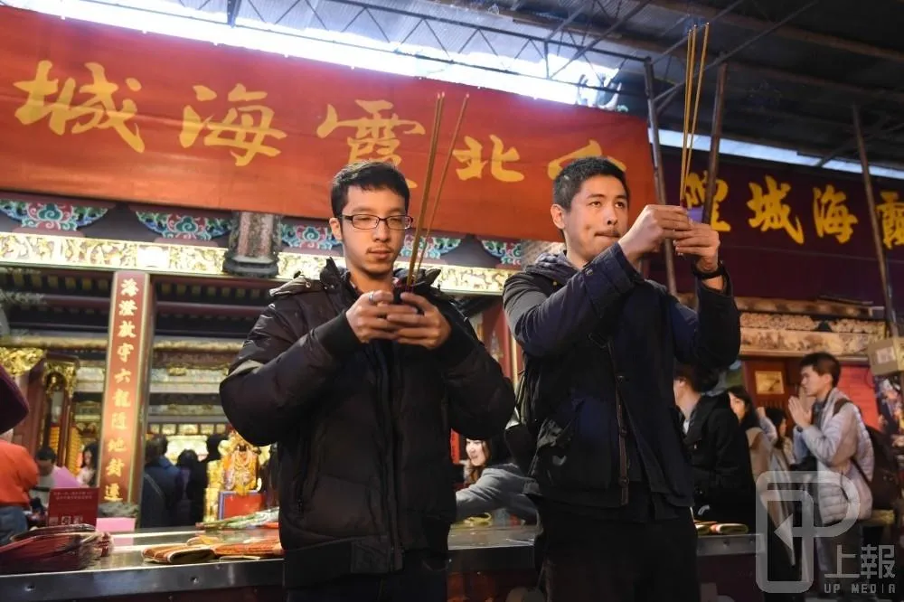 月老庇護愛情不分性別！　同志盼用喜餅還願