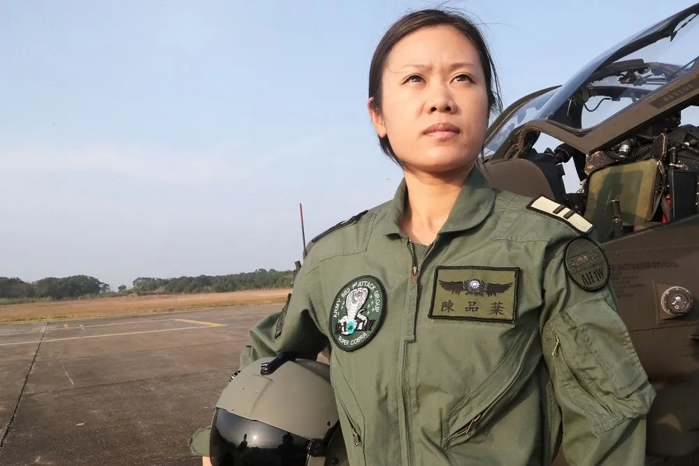 巾幗不讓鬚眉！　我國首位眼鏡蛇直升機女飛官誕生