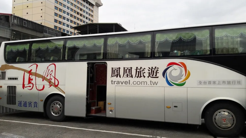 遊覽車滅火器不合格　東南、鳳凰協力廠商名列　