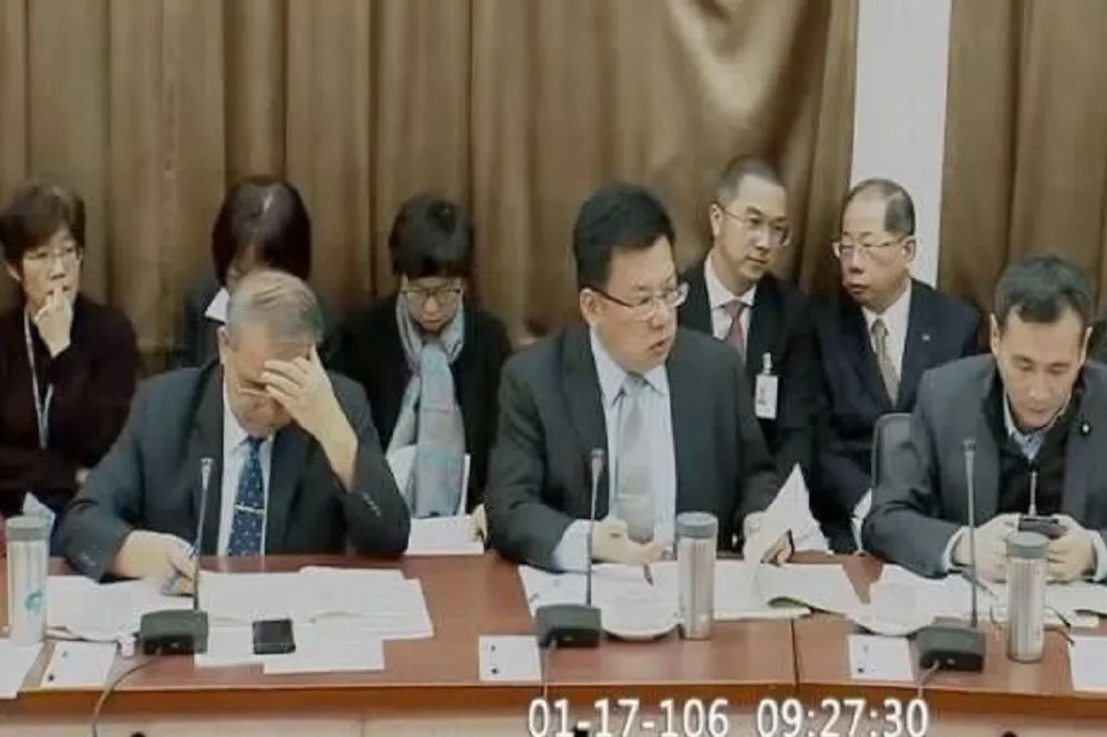役男拒向國父遺像鞠躬 　藍委狠刪800萬預算