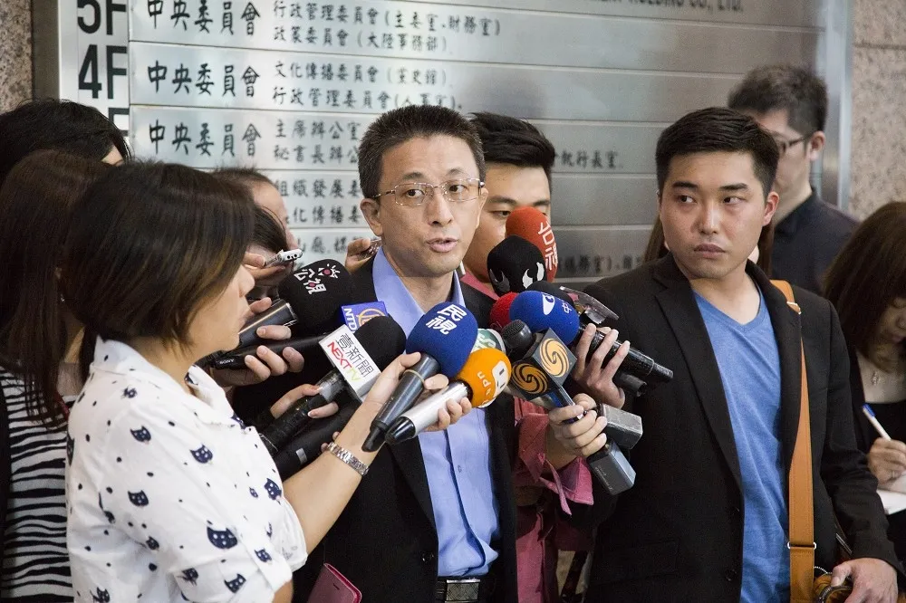 黨工闖政院、噴漆　國民黨要求比照太陽花撤告放人