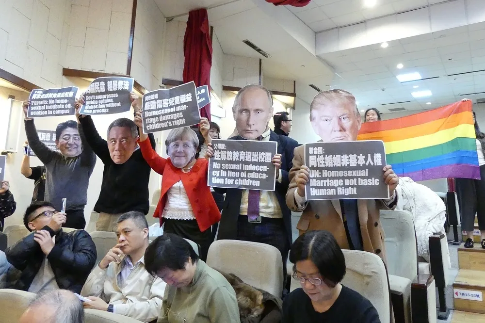 兩公約結論記者會　反同團體突舉「同婚非人權」標語鬧場