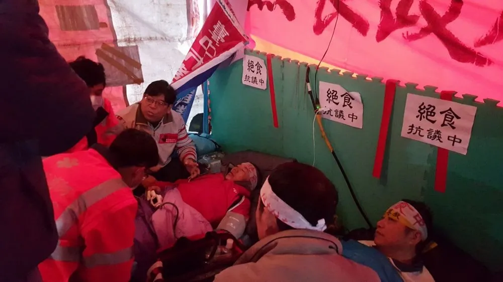 反年金改革絕食代表體力不支　年改會前夕送醫