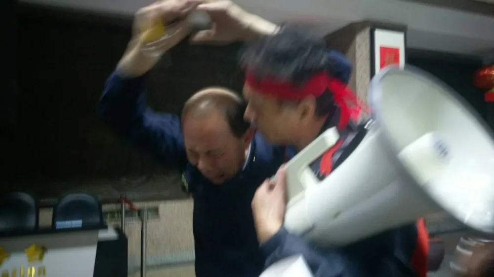 【年改失序】軍公教1分鐘快襲教育部　駐警哭求「不要再進來了」