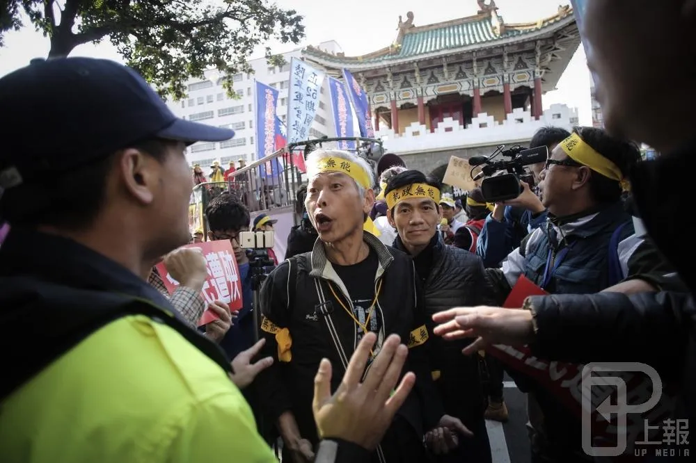【年改花絮】「來保護我們上廁所嗎？」　警阻抗議民眾衝標檢局遭酸　
