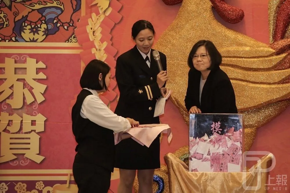 林育璞先下架    小英讚國軍　面對遼寧號「應對得宜」