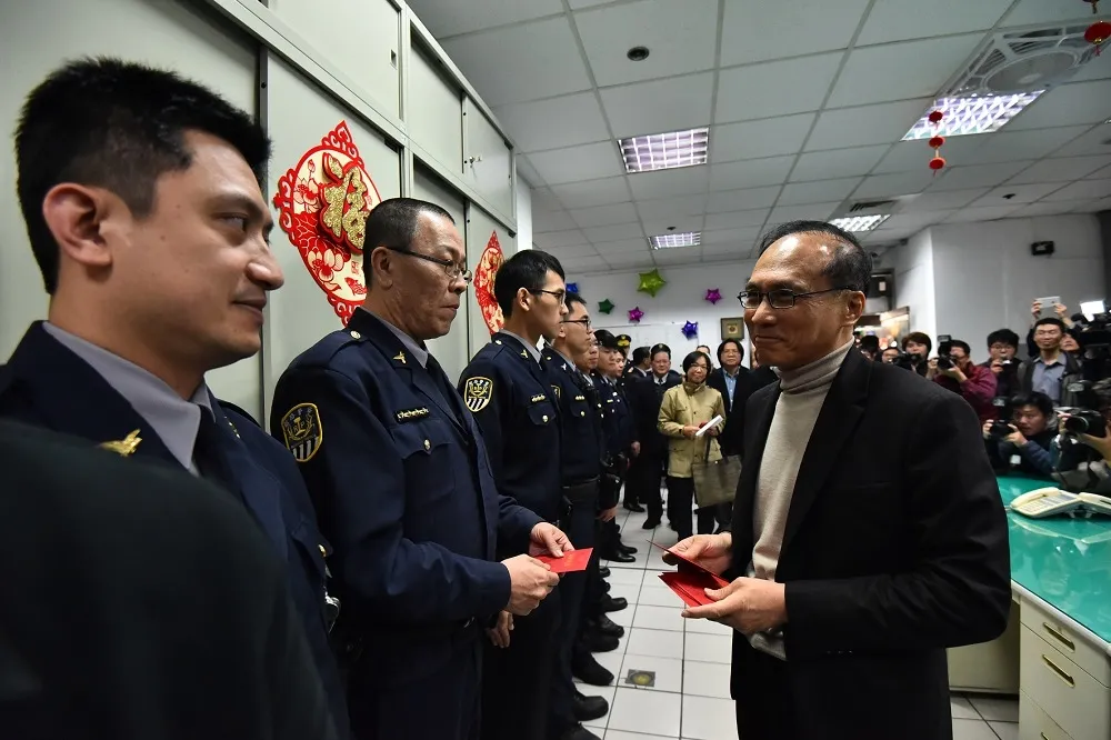台鐵千人嗆春節罷工　林全發加菜金安撫：政府會共度困難