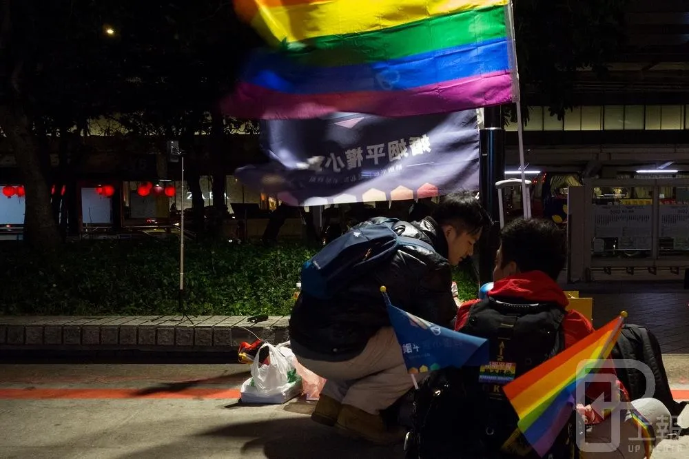 「回家別怕同志加油」　返鄉潮中彩虹旗作伴
